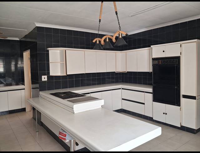 5 BEDROOM FREESTANDING FOR SALE IN MANZIL PARK